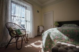 A bed or beds in a room at Tom Blake House