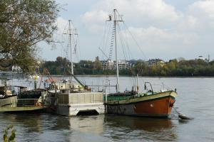 dos barcos atracados en el agua en un río en Alte Schreinerei Boutique Hotel en Colonia