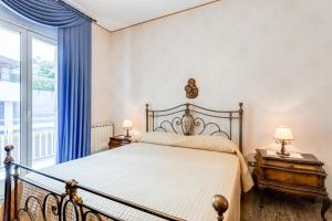 Postel nebo postele na pokoji v ubytování Etna Park Villa with Terraces & Sea View
