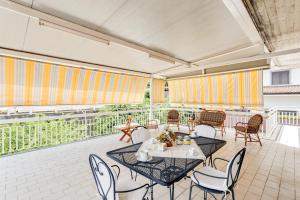Restaurace v ubytování Etna Park Villa with Terraces & Sea View