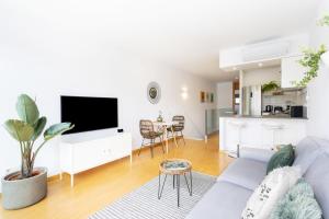 Televízia a/alebo spoločenská miestnosť v ubytovaní Apartment with Mount Teide and sea views