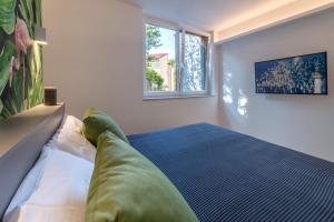 a bedroom with a bed and a window at Residence La Torre con private park in Trieste