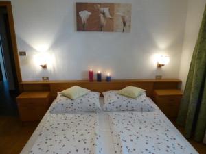 A bed or beds in a room at Apartment Weissenegger