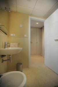a bathroom with a sink and a mirror at Livingtarifa Apartamento Entre Dos Aguas in Tarifa