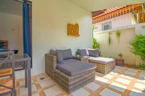 a patio with two wicker chairs and a table at VIEW TALAY VILLAs POOL 155, JOMTIEN BEACH, PATTAYA in Jomtien Beach