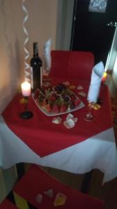 una mesa con un plato de comida y una botella de vino en Hotel TuKasa Inn, en Bogotá