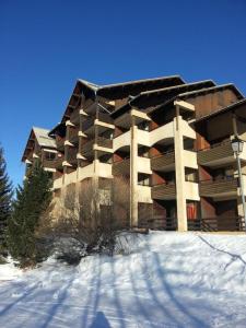 un grande edificio nella neve di fronte di LE FONTAGNEL N°310 a Molines-en-Queyras