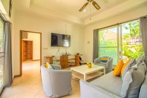 TV a/nebo společenská místnost v ubytování VIEW TALAY VILLAs POOL 155, JOMTIEN BEACH, PATTAYA