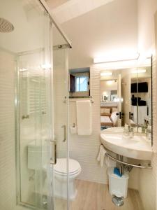 梅爾圖拉的住宿－Casa do Rio，带淋浴、盥洗盆和卫生间的浴室