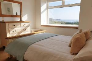 Säng eller sängar i ett rum på 15 The CLIFF APARTMENT-2 BED- SEA VIEW