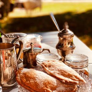 - une table avec des biscuits en poudre et une bouilloire dans l'établissement Un Banc au Soleil, à Marsilly