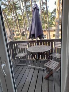 Ein Balkon oder eine Terrasse in der Unterkunft Ośrodek Wypoczynkowy W sosnowym lesie