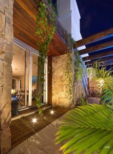 a house with a stone wall and some plants at Espacio Botavara in San José