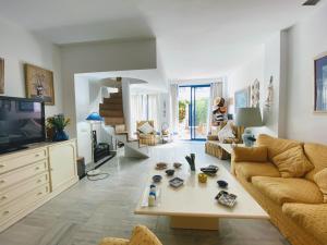 Televízia a/alebo spoločenská miestnosť v ubytovaní Marbella House - EaW Homes