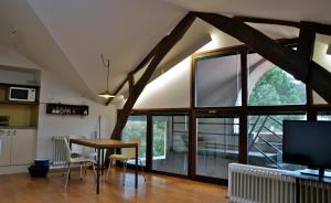 a kitchen and dining room with a table and chairs at Apartamentos La Collada in San Pelayo de Tehona