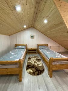 Cette chambre mansardée comprend 2 lits. dans l'établissement Апартаменти Золота Баня 5, à Skhidnitsa