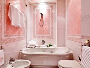 y baño con bañera, aseo y lavamanos. en Hotel Scapolatiello, en Cava deʼ Tirreni