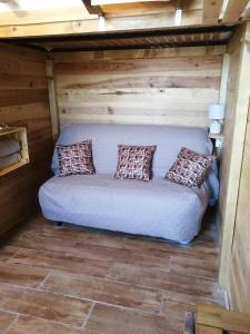 um sofá no interior de uma pequena casa em patrice et chrstel Cabane en bois em Chatuzange-le-Goubet