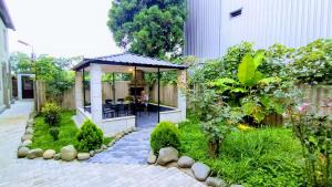 a garden with a gazebo in the middle at Nita Apartment in K'obulet'i