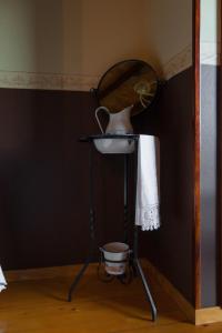 um espelho e um lavatório num quarto em Casa Lolo de Villaviciosa em Camoca