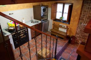 uma pequena cozinha com um lavatório e um fogão em Casa Lolo de Villaviciosa em Camoca