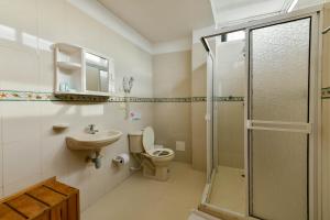 a bathroom with a toilet and a sink and a shower at Hotel Grand Caribe in San Andrés