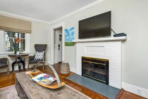 En tv och/eller ett underhållningssystem på The Oxbow House - Designer 3BD/2BA Home
