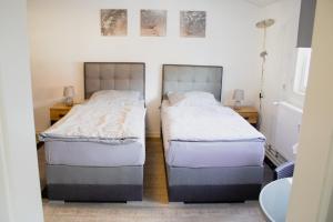 2 camas individuais num quarto com 2 candeeiros em Krugs Haus Ferienwohnungen Ebersburg em Ebersburg