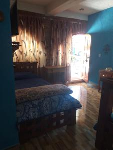 - une chambre avec un lit, une fenêtre et une porte dans l'établissement Hotel Huasca Terrazza, à Huasca de Ocampo