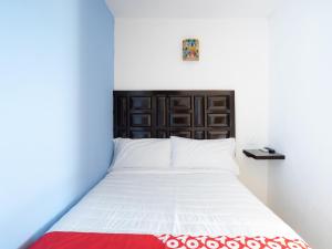 a bedroom with a bed and a lamp at Hotel Casa Poblana in Bacalar