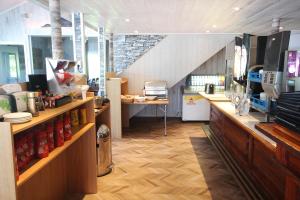 Kuchyň nebo kuchyňský kout v ubytování Napoli Resturant & Hotell AS