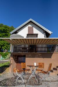 een groep stoelen en een tafel voor een gebouw bij House Thara Studio Apartments in Štrigova