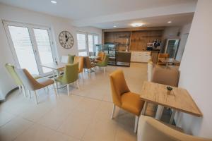 a dining room with tables and chairs and a kitchen at Endlich zuhause in Sibiu