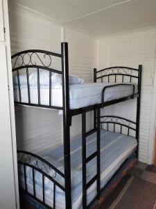 two bunk beds in a room withthritisthritisthritisthritisthritisthritisthritisthritisthritis at Kayser's Sea Breeze in East London