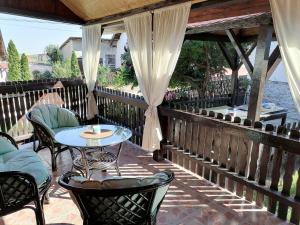 eine Terrasse mit einem Tisch und Stühlen auf einer Terrasse in der Unterkunft Apartman IVANA in Vrdnik