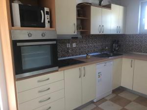 Kuchyňa alebo kuchynka v ubytovaní Holiday Home Antonija