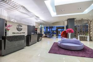 een lobby met een paarse bank in het midden bij NH Collection Quito Royal in Quito