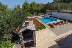 uma imagem de um quintal com uma piscina em Holiday Home Antonija em Stari Grad