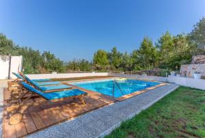 Bazén v ubytovaní Holiday Home Antonija alebo v jeho blízkosti
