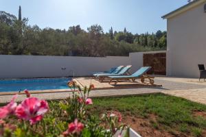 Bazén v ubytovaní Holiday Home Antonija alebo v jeho blízkosti