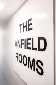 um sinal que lê os quartos em The Anfield Rooms em Liverpool