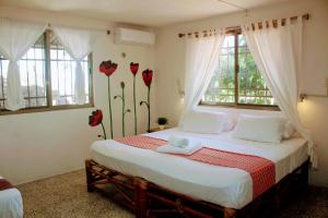 Säng eller sängar i ett rum på Hostal & Suites Pata de Perro