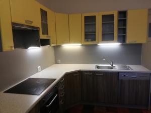 una cocina con armarios amarillos y fregadero en Apartment 70m2, en Karlovy Vary