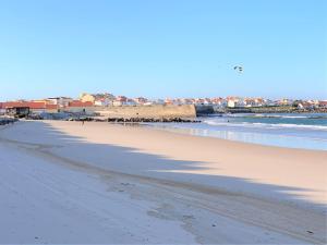 ペニシェにあるCasa Alegria by CosyCasa Praia Penicheの砂浜と海の足跡がある海岸