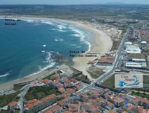ペニシェにあるCasa Alegria by CosyCasa Praia Penicheの海岸と海の空中を望む