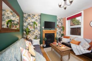 - un salon avec un canapé et une cheminée dans l'établissement Cosy 3 Bedroom House - Private & Central - Ultra WiFi, à Canterbury