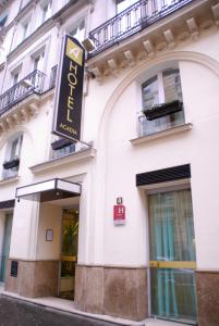 un bâtiment avec un panneau sur son côté dans l'établissement Hotel Acadia - Astotel, à Paris