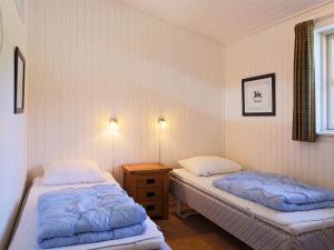 - une chambre avec 2 lits, une table de nuit et une fenêtre dans l'établissement 10 person holiday home in Tisvildeleje, à Tisvildeleje