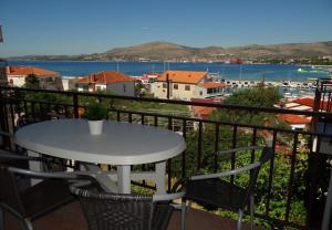 einen Tisch auf einem Balkon mit Blick auf das Wasser in der Unterkunft Apartments Mara - 70m from the sea in Trogir