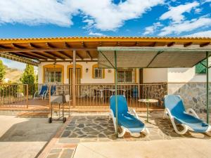 un patio con sillas, una mesa y una valla en Belvilla by OYO La Vista, en Guaro